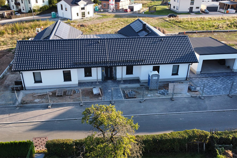modernes zweigeschossiges Einfamilienhaus mit Flachdach