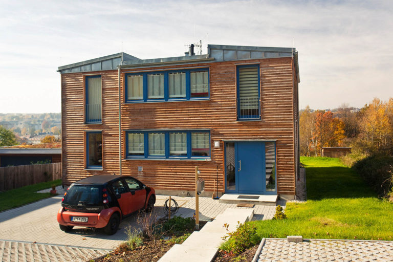 modernes zweigeschossiges Einfamilienhaus mit Flachdach